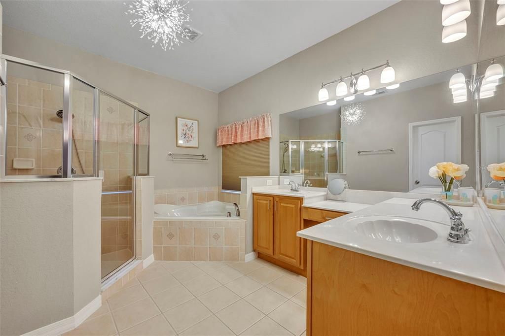 合同活跃: $475,000 (4 贝兹, 3 浴室, 2083 平方英尺)