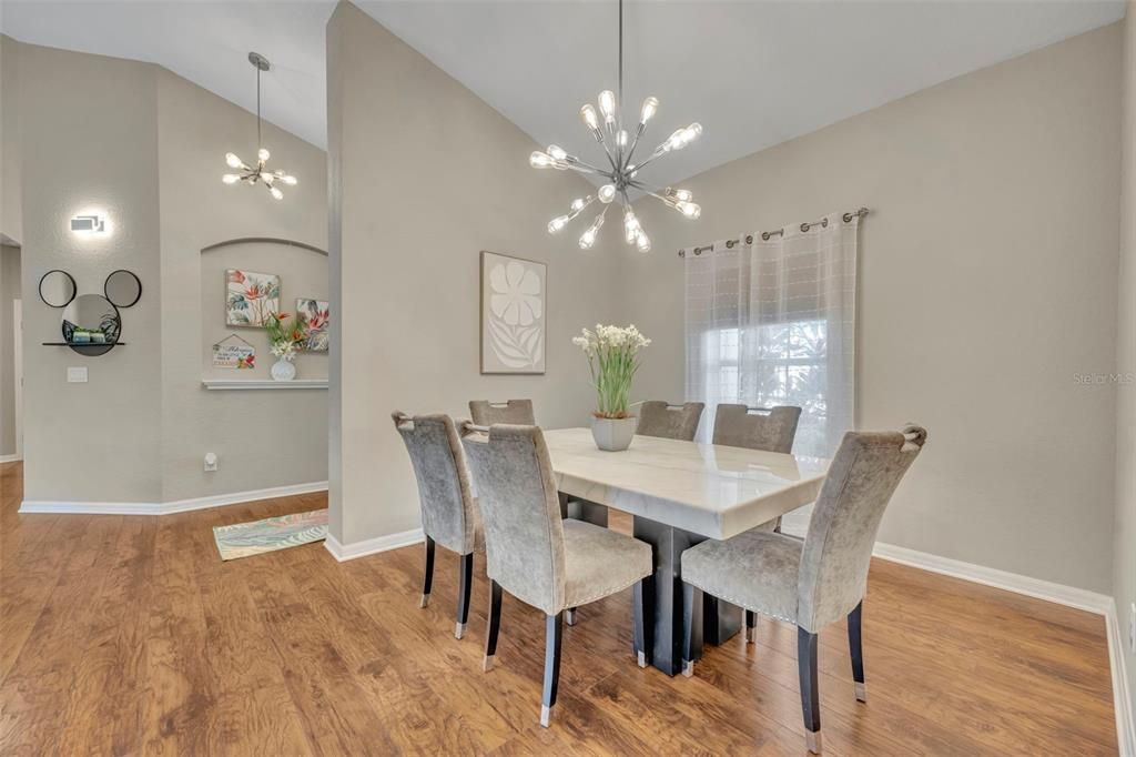 合同活跃: $475,000 (4 贝兹, 3 浴室, 2083 平方英尺)