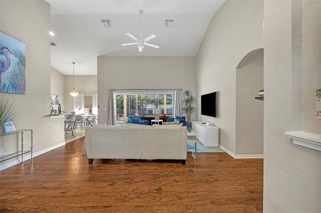 合同活跃: $475,000 (4 贝兹, 3 浴室, 2083 平方英尺)