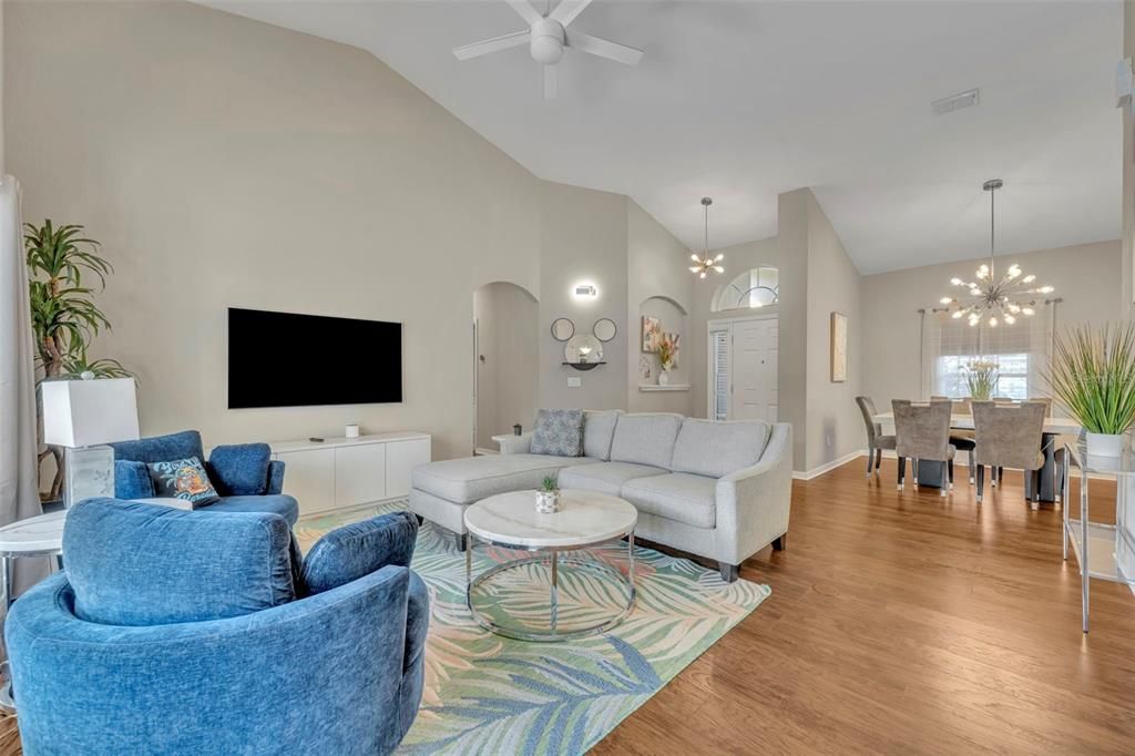 合同活跃: $475,000 (4 贝兹, 3 浴室, 2083 平方英尺)