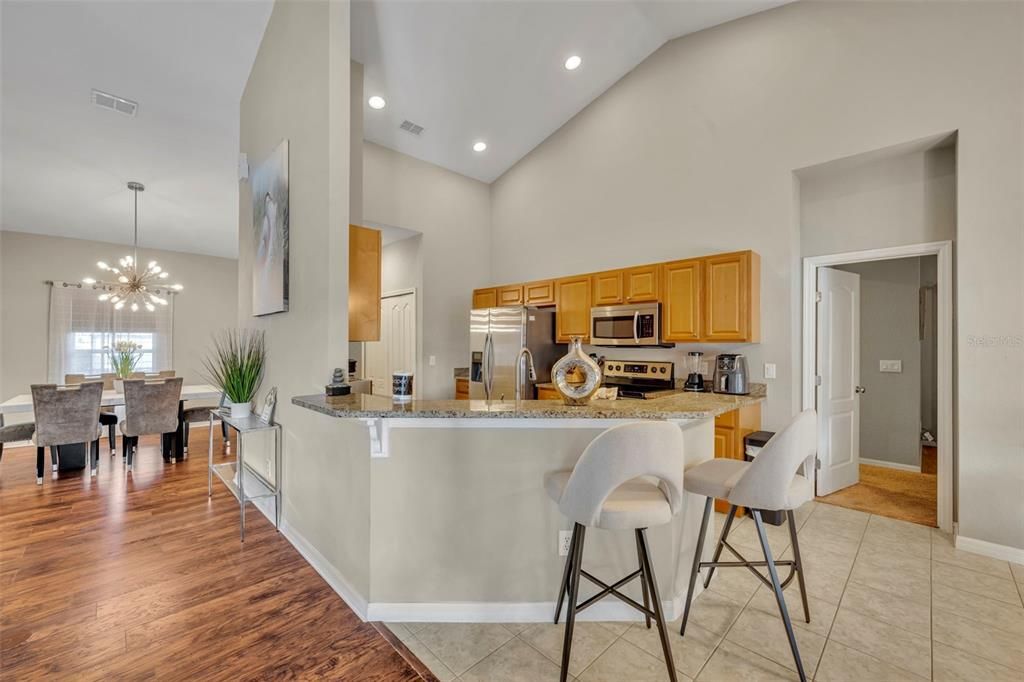 合同活跃: $475,000 (4 贝兹, 3 浴室, 2083 平方英尺)