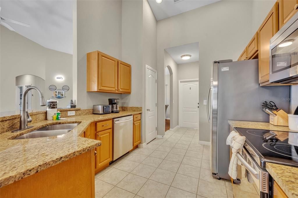 合同活跃: $475,000 (4 贝兹, 3 浴室, 2083 平方英尺)