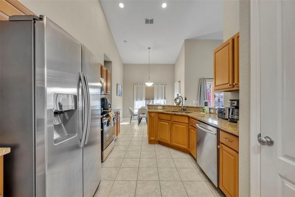 合同活跃: $475,000 (4 贝兹, 3 浴室, 2083 平方英尺)