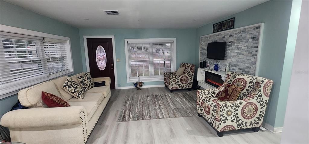 For Rent: $2,000 (3 beds, 2 baths, 1224 Square Feet)