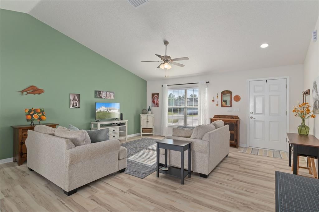 For Sale: $264,900 (3 beds, 2 baths, 1556 Square Feet)