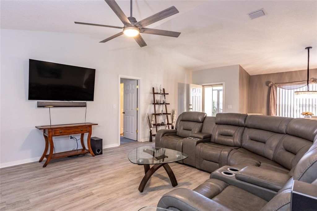 For Sale: $320,000 (3 beds, 2 baths, 1584 Square Feet)