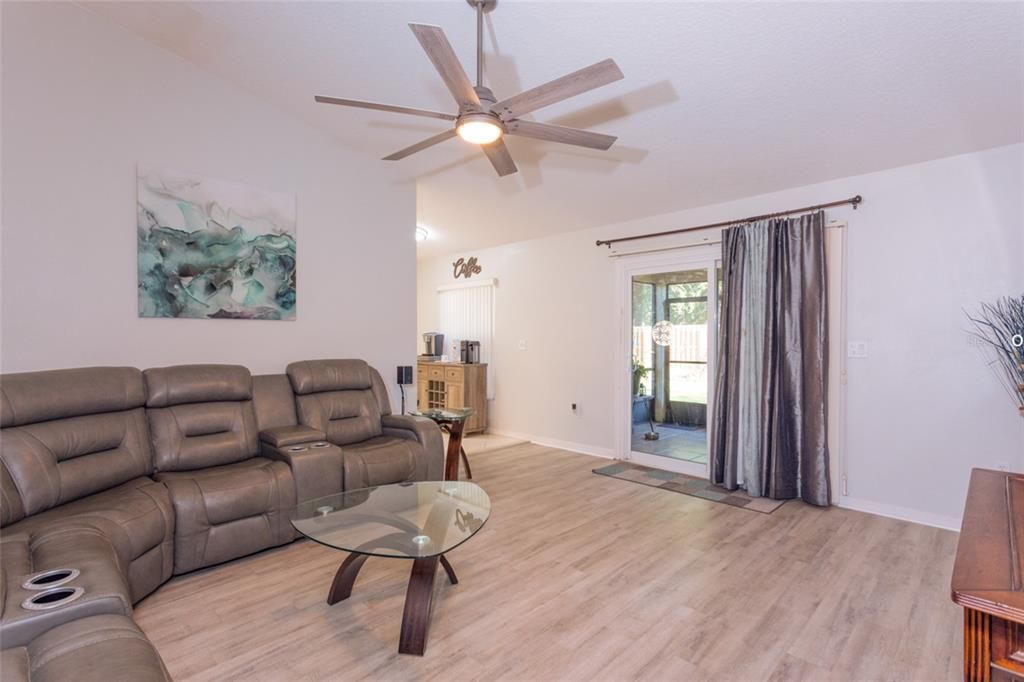 For Sale: $320,000 (3 beds, 2 baths, 1584 Square Feet)