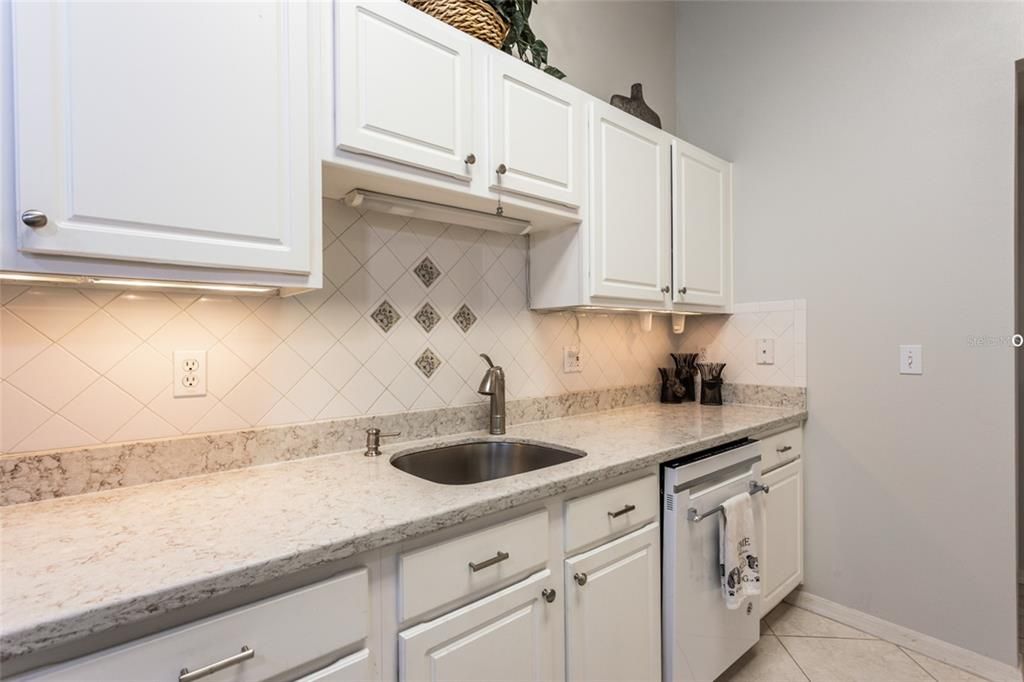 For Sale: $320,000 (3 beds, 2 baths, 1584 Square Feet)