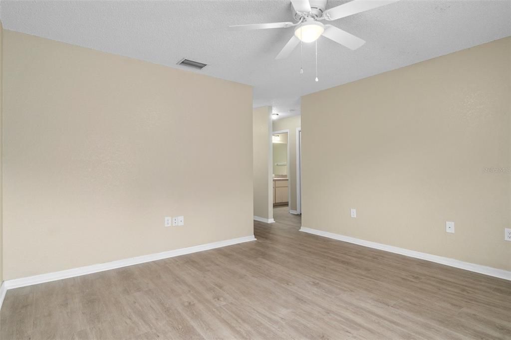 For Sale: $529,999 (6 beds, 0 baths, 2574 Square Feet)