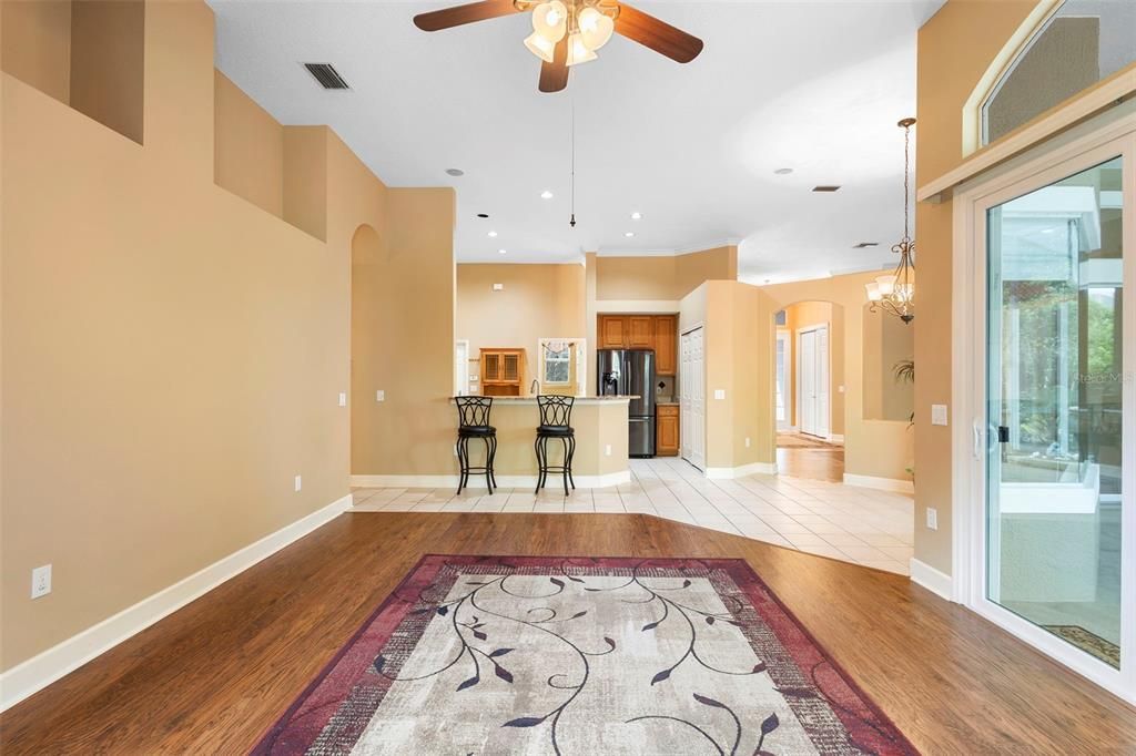 合同活跃: $560,000 (3 贝兹, 2 浴室, 2469 平方英尺)