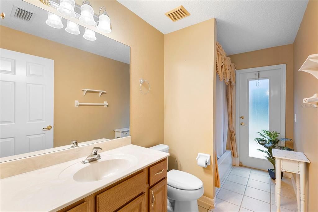 合同活跃: $560,000 (3 贝兹, 2 浴室, 2469 平方英尺)