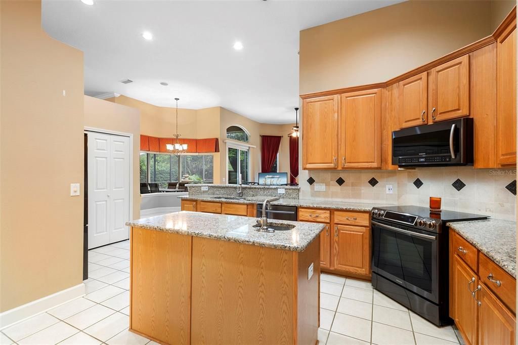 合同活跃: $560,000 (3 贝兹, 2 浴室, 2469 平方英尺)