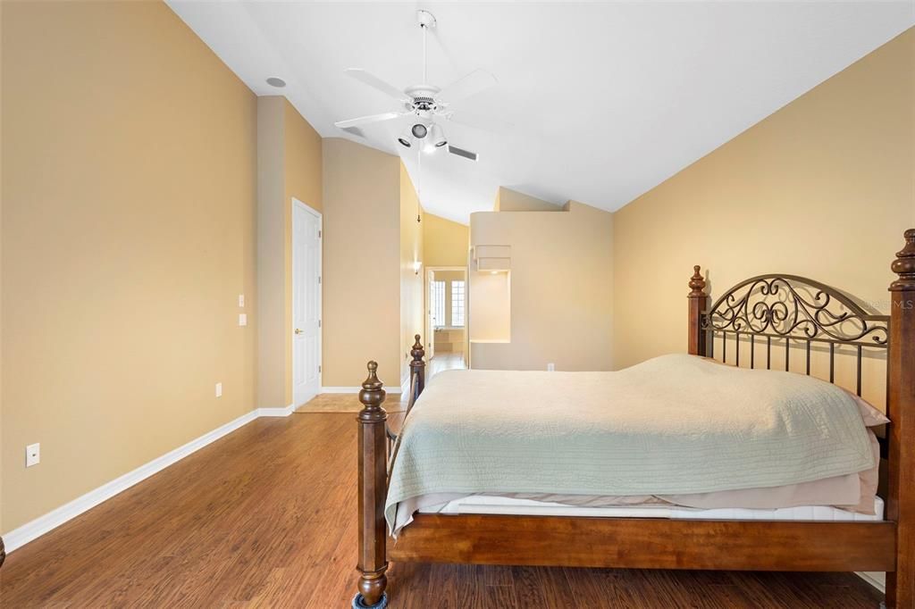 合同活跃: $560,000 (3 贝兹, 2 浴室, 2469 平方英尺)