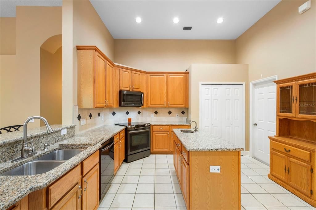 合同活跃: $560,000 (3 贝兹, 2 浴室, 2469 平方英尺)