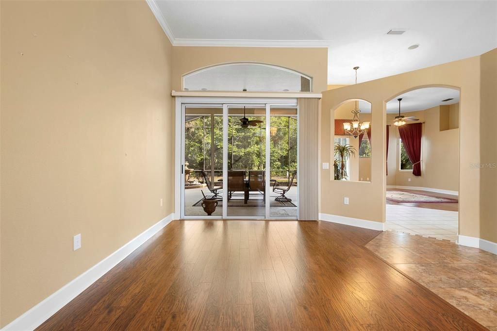 合同活跃: $560,000 (3 贝兹, 2 浴室, 2469 平方英尺)