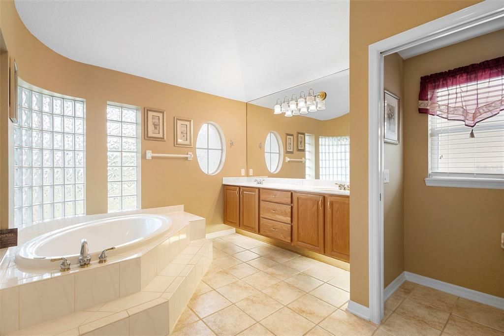 合同活跃: $560,000 (3 贝兹, 2 浴室, 2469 平方英尺)