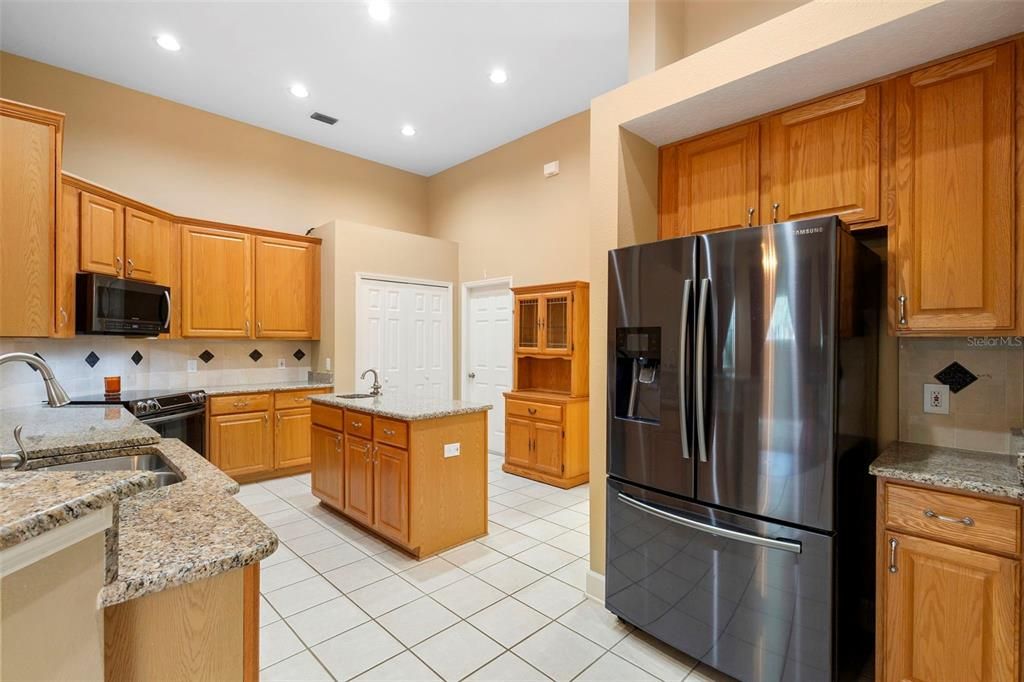 合同活跃: $560,000 (3 贝兹, 2 浴室, 2469 平方英尺)