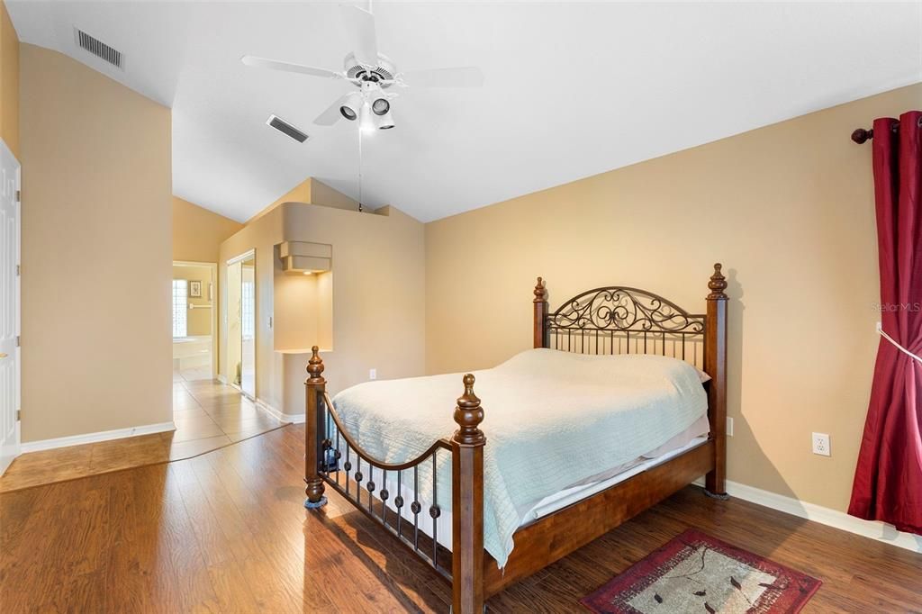 合同活跃: $560,000 (3 贝兹, 2 浴室, 2469 平方英尺)