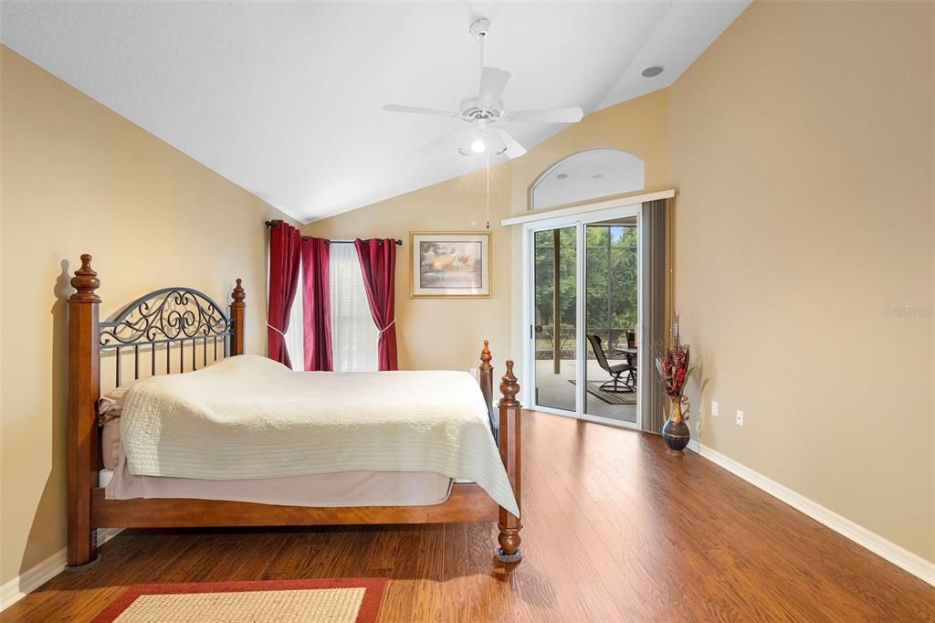 合同活跃: $560,000 (3 贝兹, 2 浴室, 2469 平方英尺)