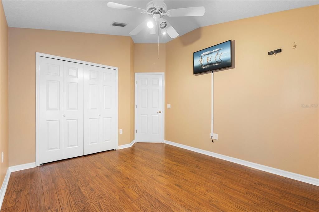 合同活跃: $560,000 (3 贝兹, 2 浴室, 2469 平方英尺)