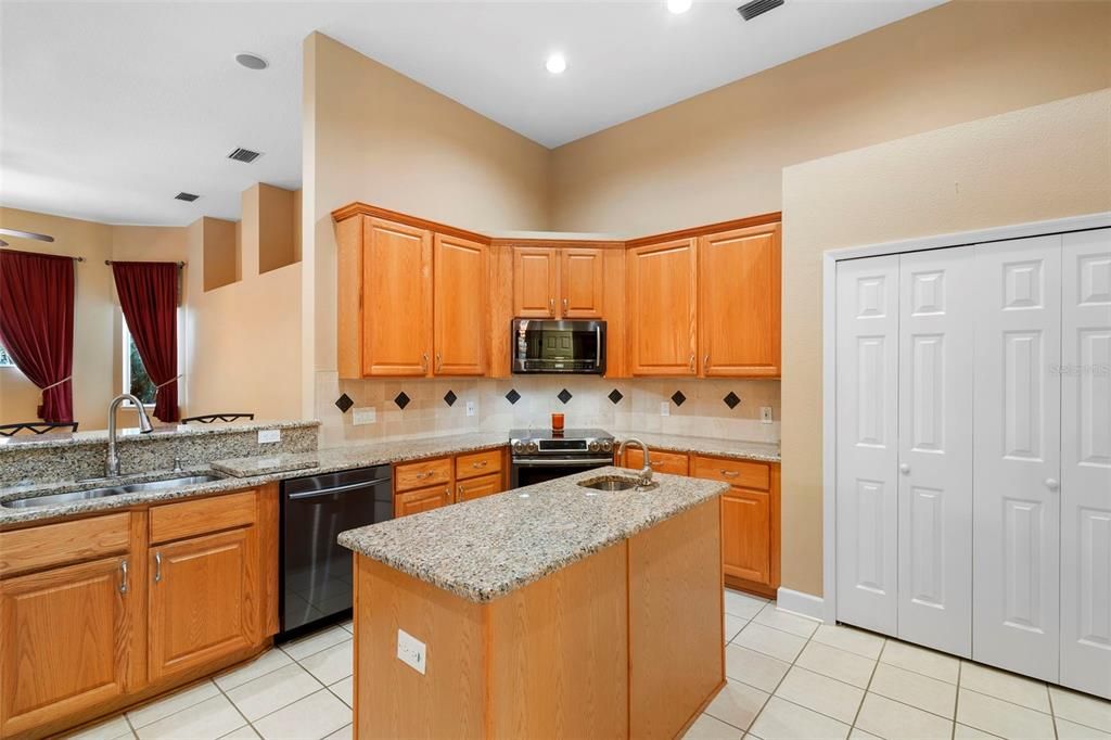 合同活跃: $560,000 (3 贝兹, 2 浴室, 2469 平方英尺)