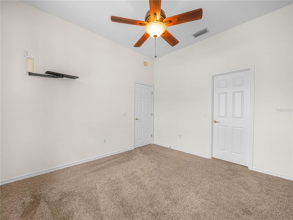 合同活跃: $595,000 (3 贝兹, 2 浴室, 2520 平方英尺)