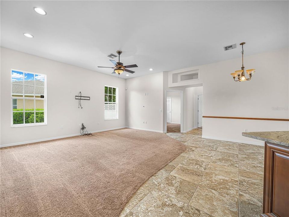 合同活跃: $595,000 (3 贝兹, 2 浴室, 2520 平方英尺)