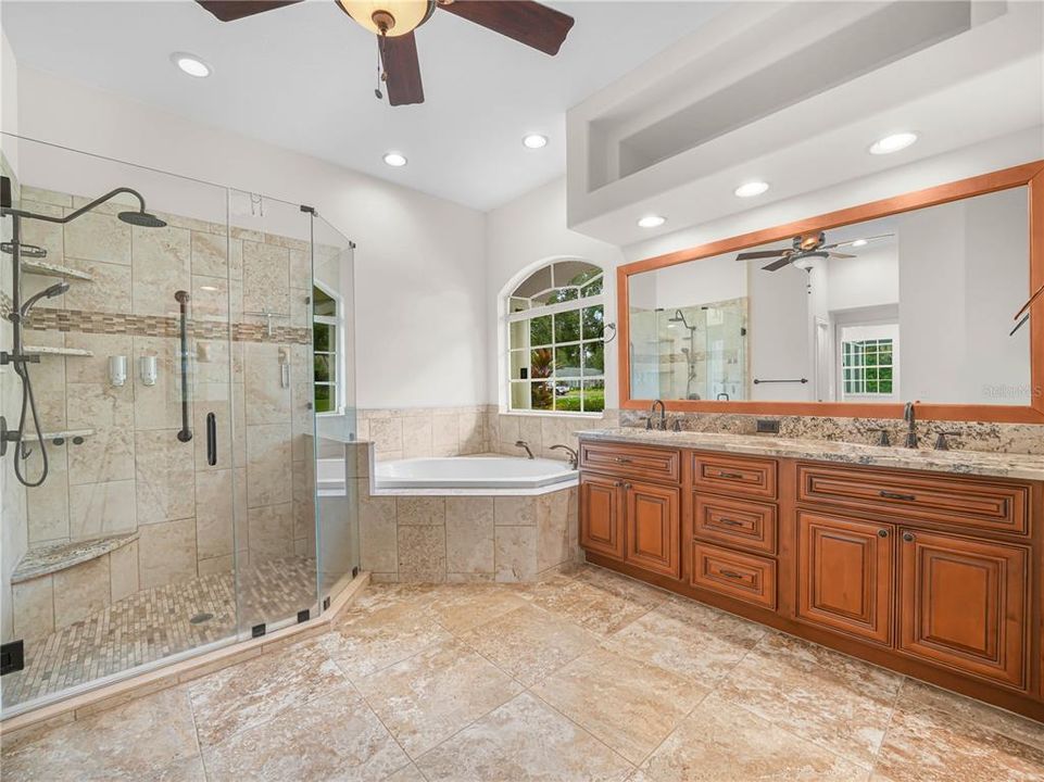 合同活跃: $595,000 (3 贝兹, 2 浴室, 2520 平方英尺)