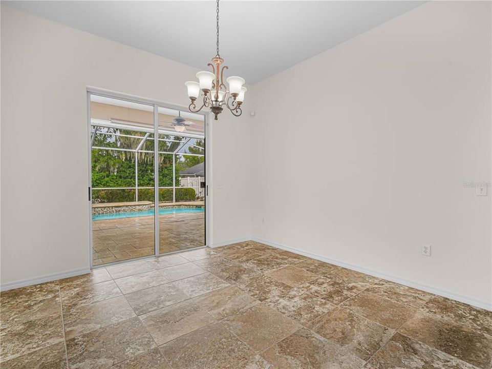 合同活跃: $595,000 (3 贝兹, 2 浴室, 2520 平方英尺)