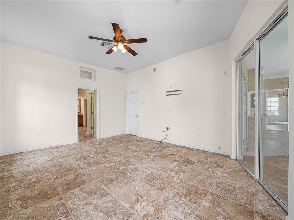 合同活跃: $595,000 (3 贝兹, 2 浴室, 2520 平方英尺)