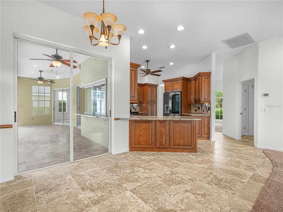 合同活跃: $595,000 (3 贝兹, 2 浴室, 2520 平方英尺)