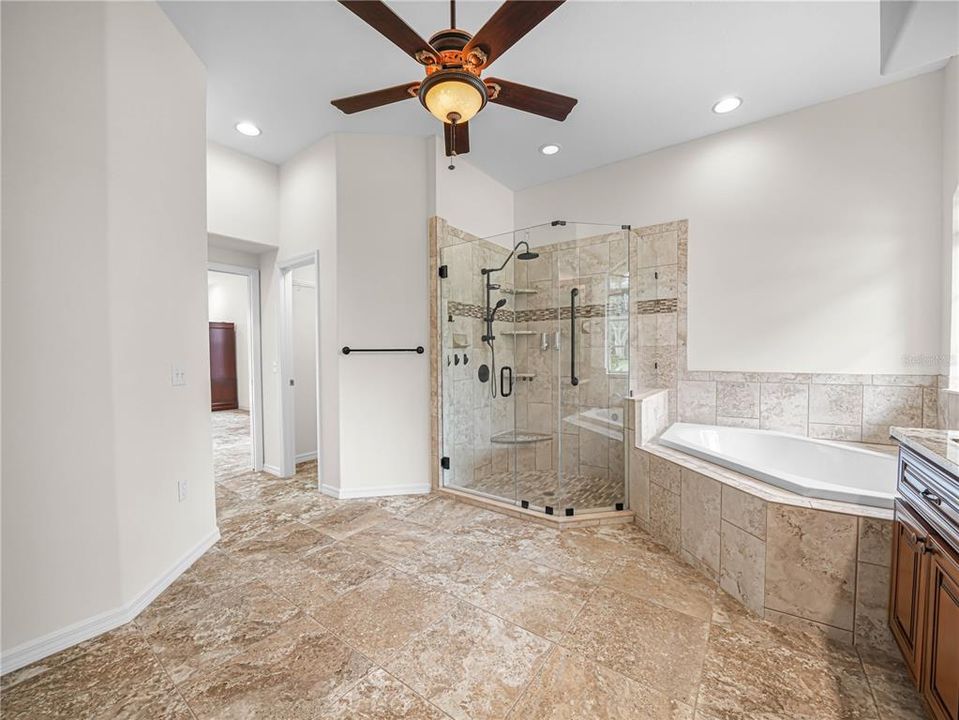 合同活跃: $595,000 (3 贝兹, 2 浴室, 2520 平方英尺)