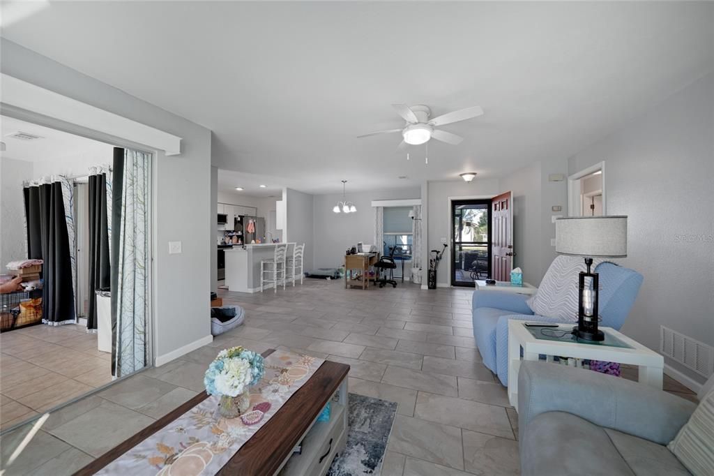 待售: $199,000 (2 贝兹, 2 浴室, 1102 平方英尺)