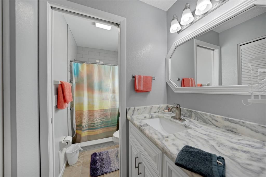 待售: $199,000 (2 贝兹, 2 浴室, 1102 平方英尺)