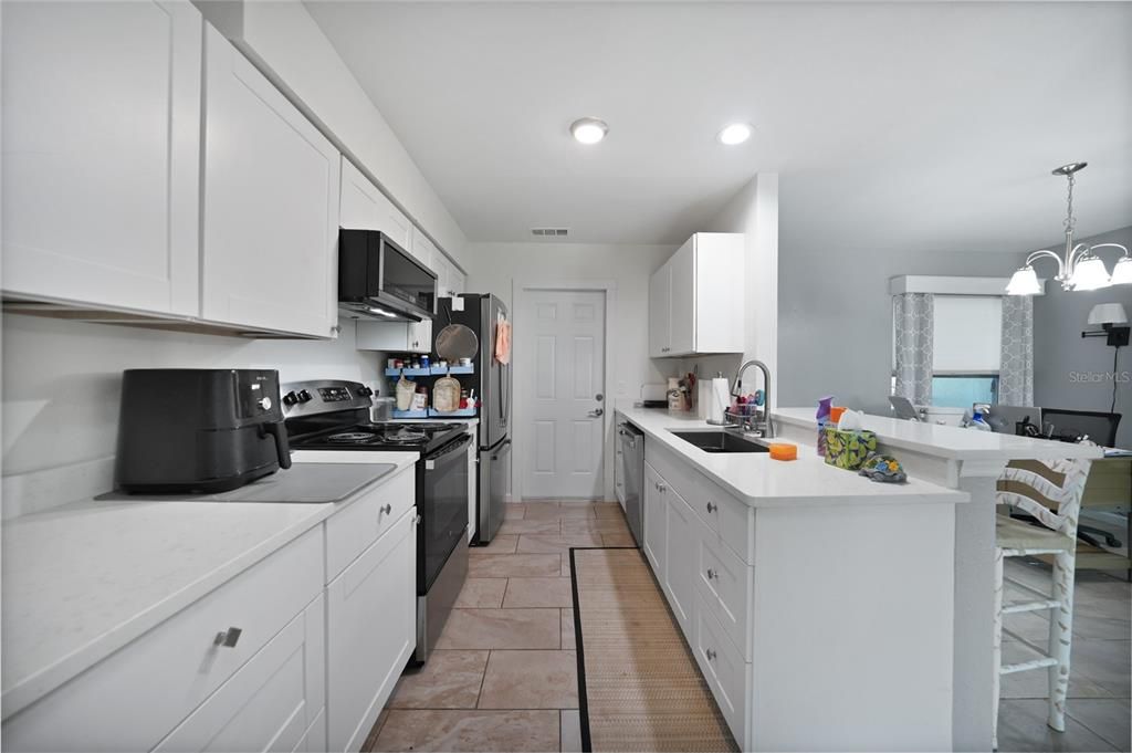 待售: $199,000 (2 贝兹, 2 浴室, 1102 平方英尺)