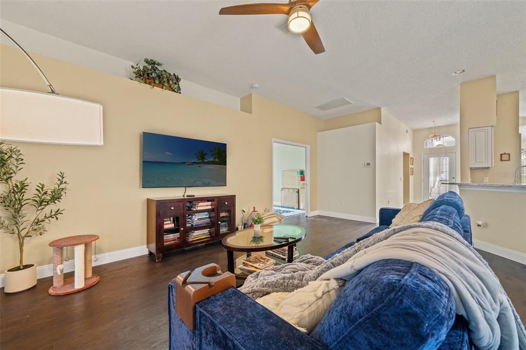 For Sale: $314,900 (2 beds, 2 baths, 1683 Square Feet)