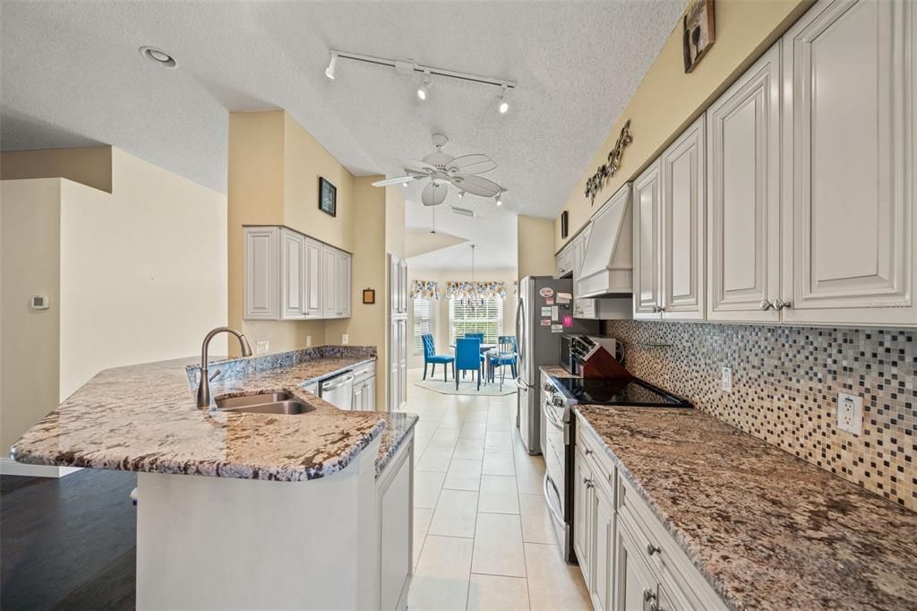 For Sale: $314,900 (2 beds, 2 baths, 1683 Square Feet)