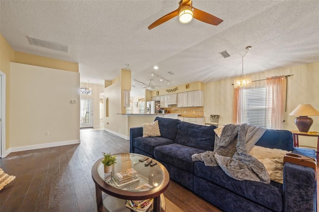 For Sale: $314,900 (2 beds, 2 baths, 1683 Square Feet)