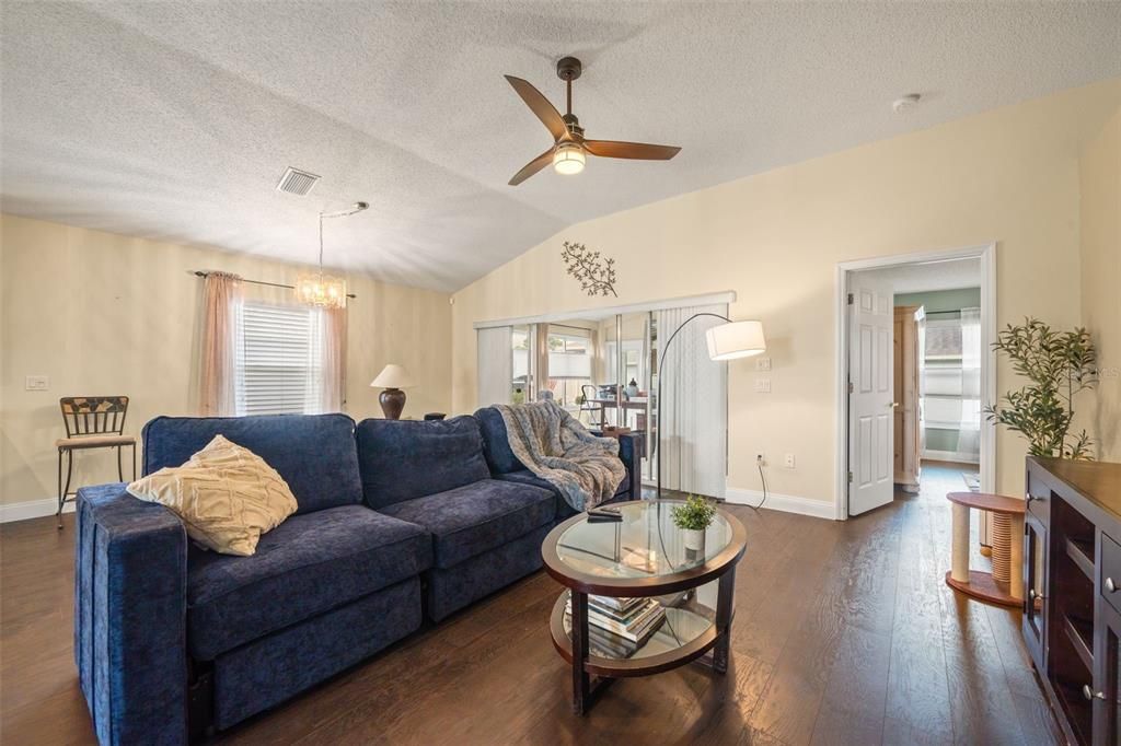 For Sale: $314,900 (2 beds, 2 baths, 1683 Square Feet)