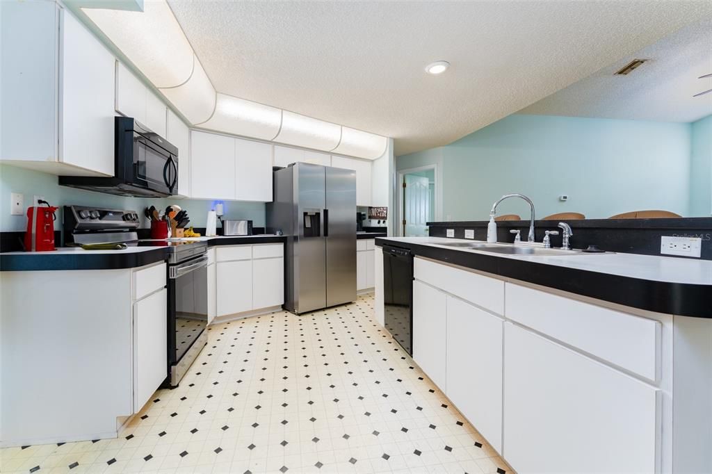 На продажу: $445,000 (4 спален, 2 ванн, 2507 Квадратных фут)