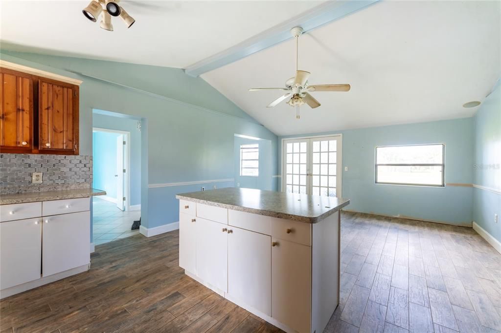 На продажу: $195,000 (4 спален, 2 ванн, 1407 Квадратных фут)