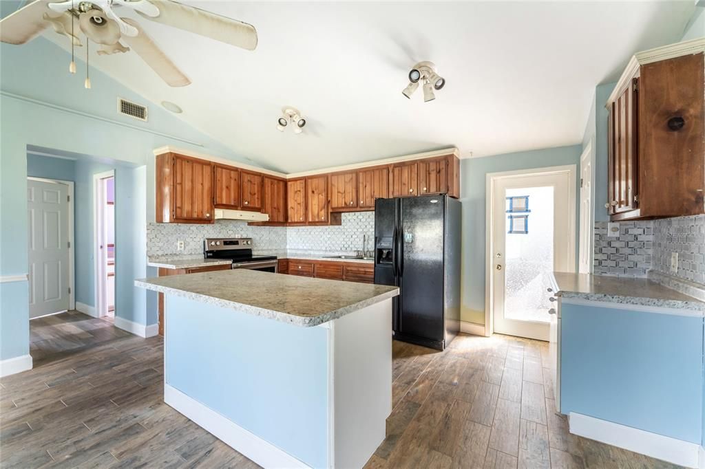 На продажу: $195,000 (4 спален, 2 ванн, 1407 Квадратных фут)