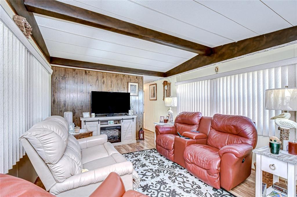 For Sale: $115,000 (2 beds, 1 baths, 648 Square Feet)