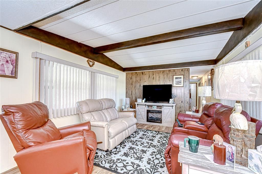 For Sale: $115,000 (2 beds, 1 baths, 648 Square Feet)