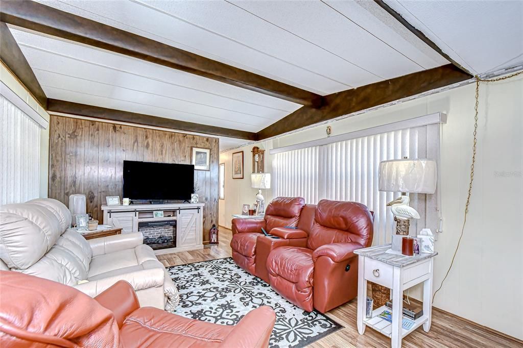 For Sale: $115,000 (2 beds, 1 baths, 648 Square Feet)