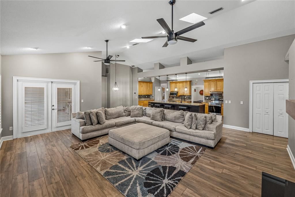 En Venta: $640,000 (5 camas, 4 baños, 3506 Pies cuadrados)