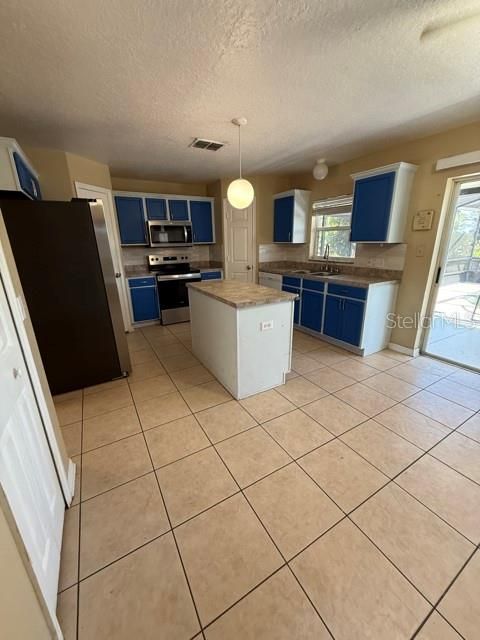 For Rent: $2,800 (4 beds, 2 baths, 2240 Square Feet)