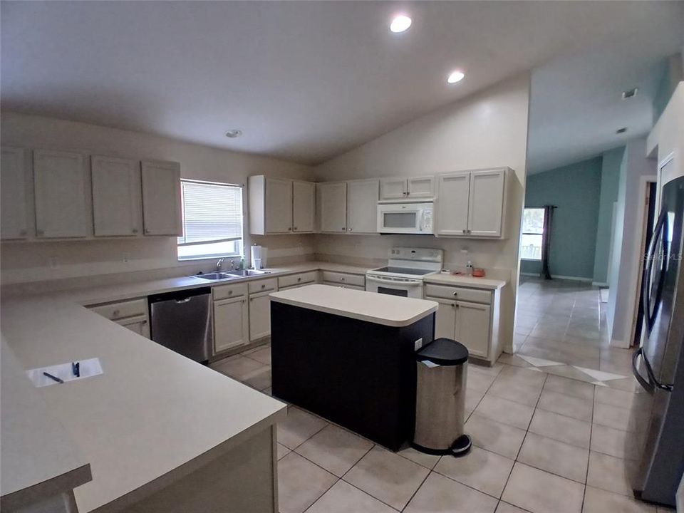For Sale: $345,000 (3 beds, 2 baths, 1942 Square Feet)