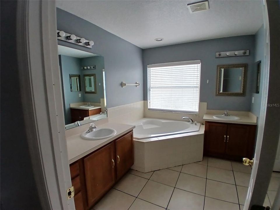 For Sale: $345,000 (3 beds, 2 baths, 1942 Square Feet)