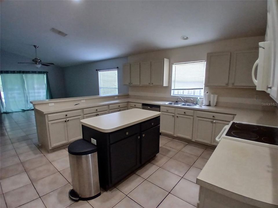 For Sale: $345,000 (3 beds, 2 baths, 1942 Square Feet)